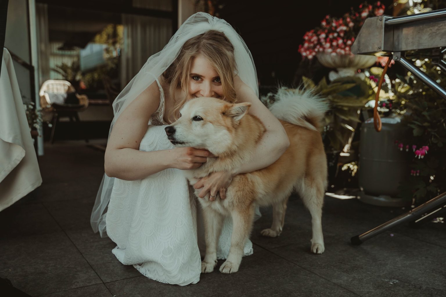 Een portret van een bruid met haar hond op haar trouwdag
