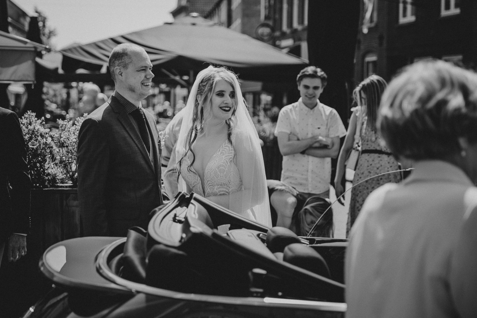 Een koppel op hun trouwdag in Nederland door Alicia Post
