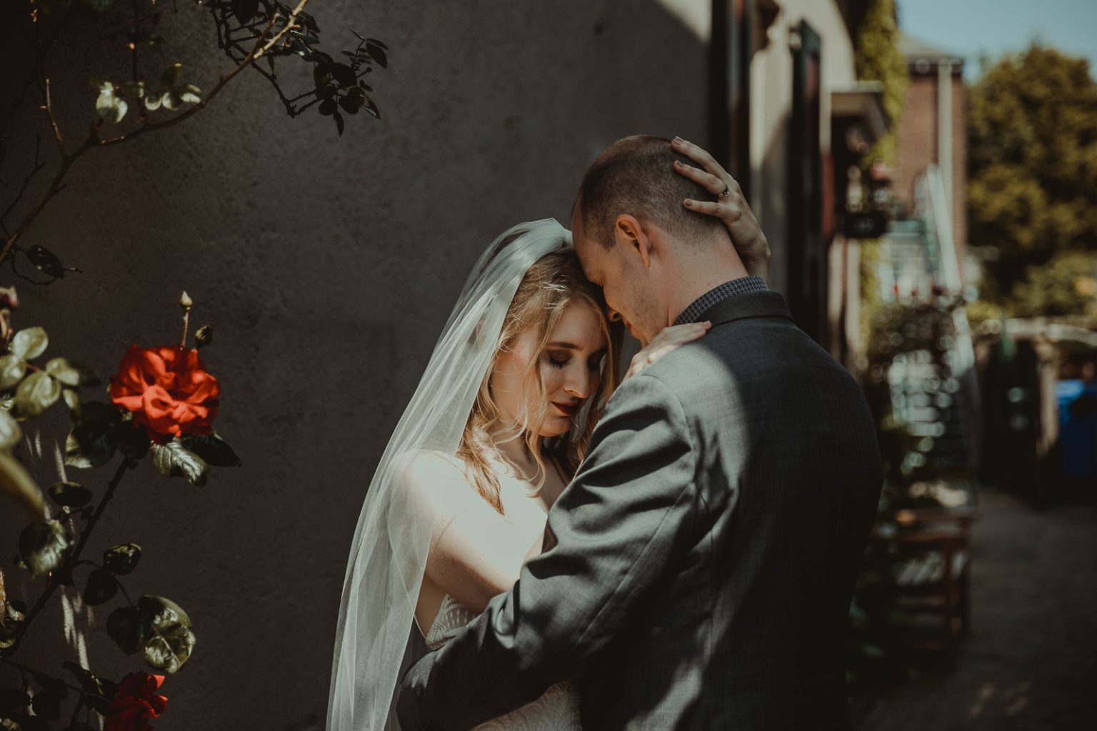 Een koppel op hun trouwdag in Nederland door Alicia Post