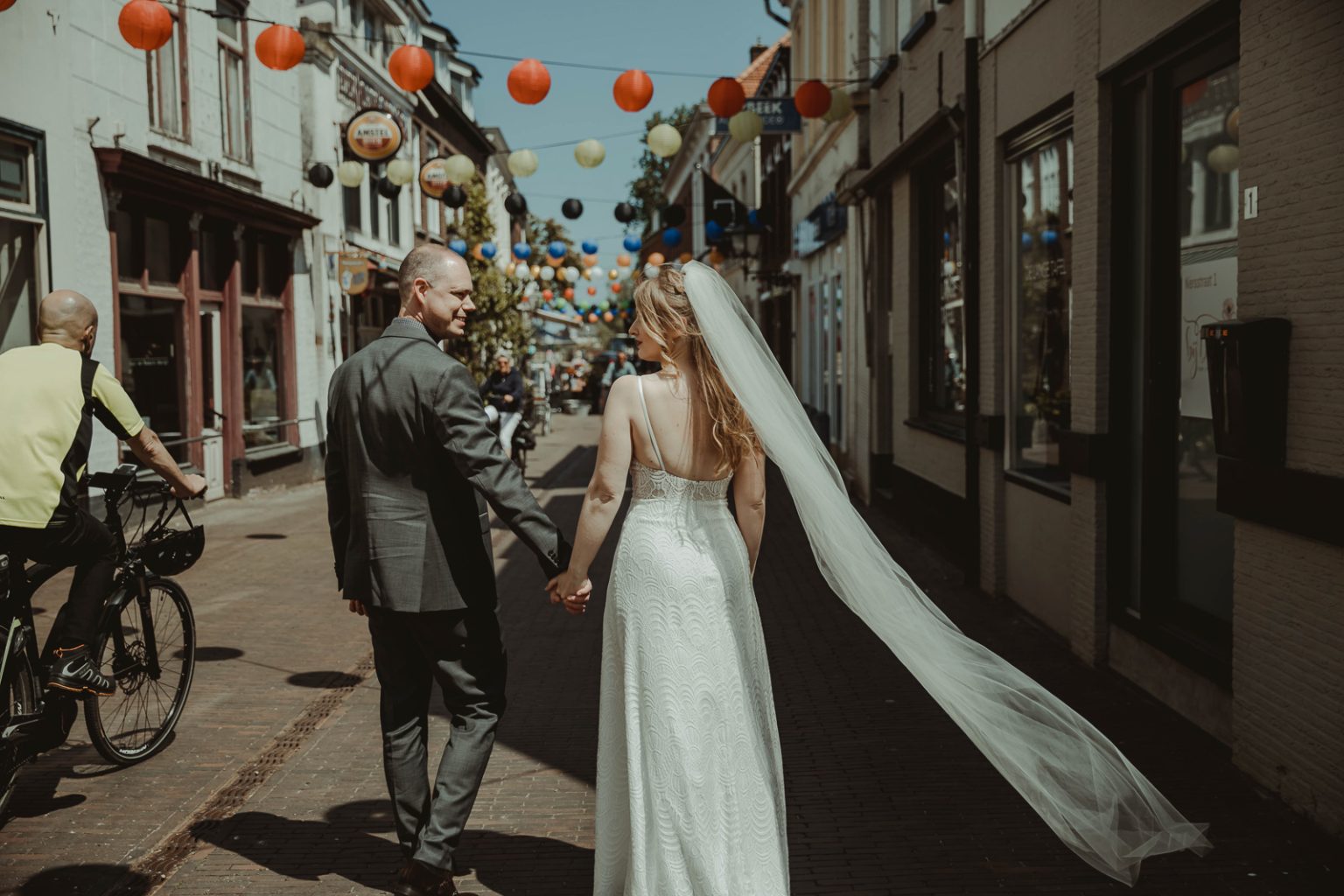 Een koppel op hun trouwdag in Nederland door Alicia Post