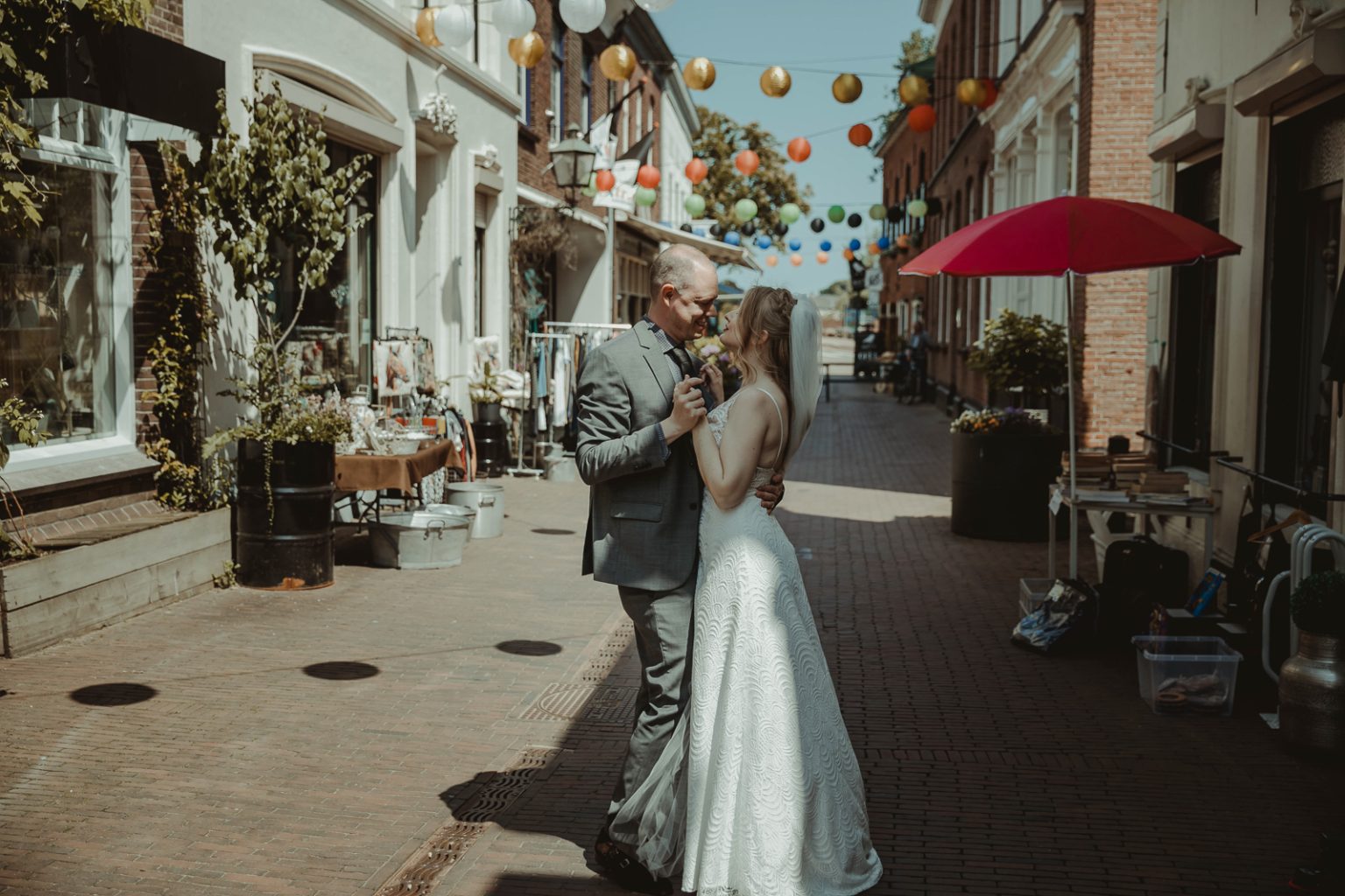 Een koppel op hun trouwdag in Nederland door Alicia Post