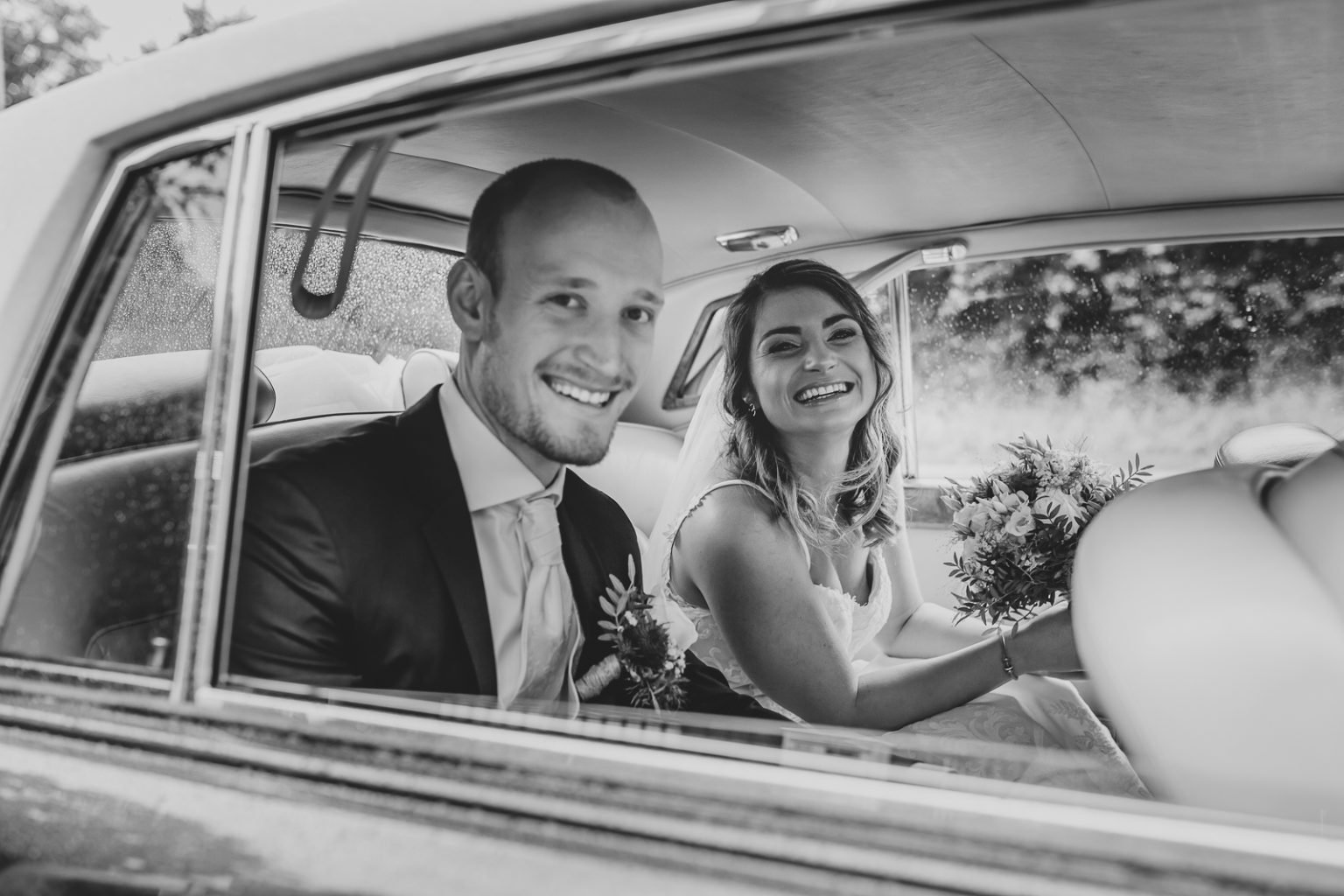 Een koppel op hun trouwdag in Nederland door Alicia Post