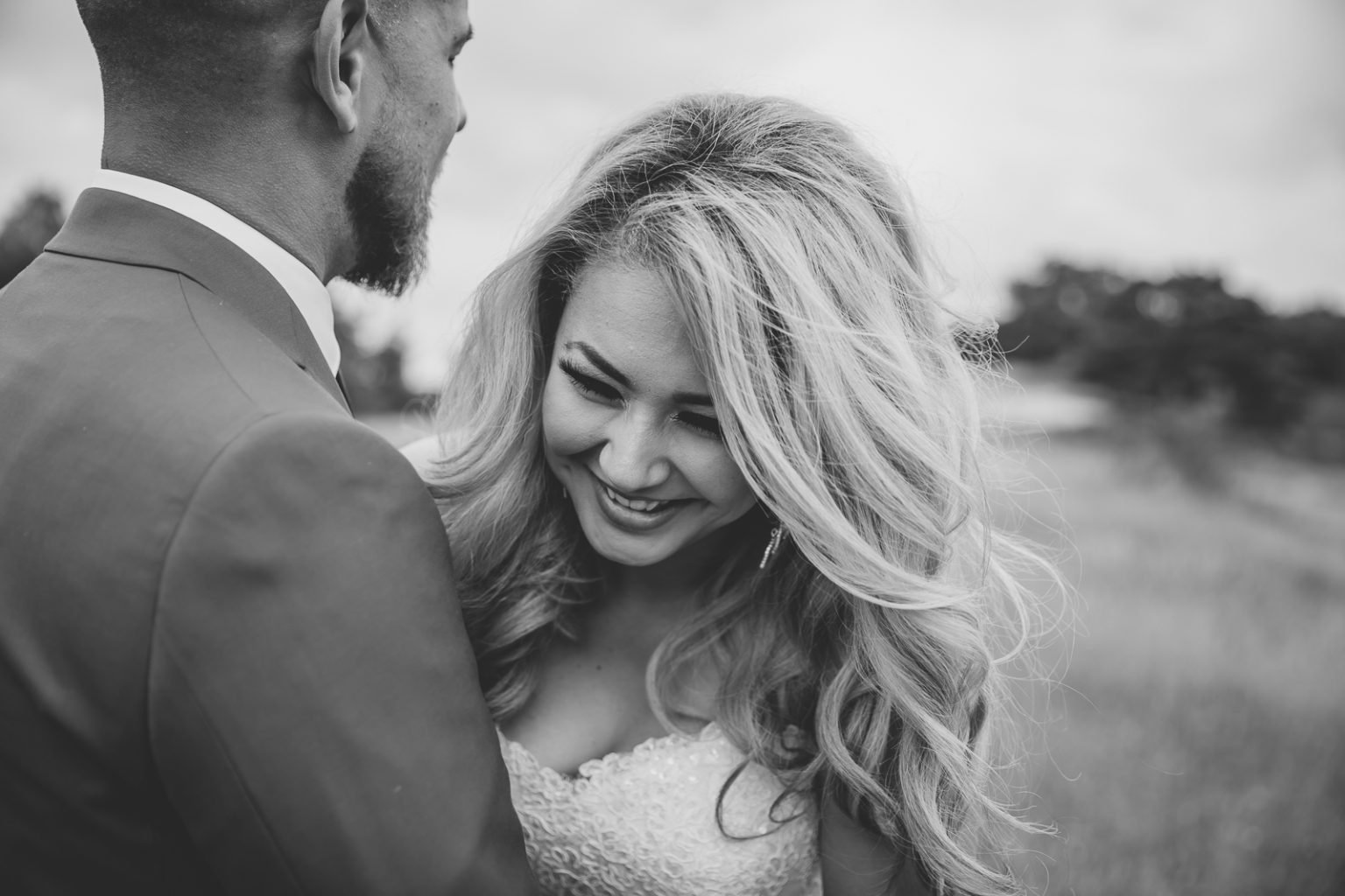 Een koppel op hun trouwdag in Nederland door Alicia Post