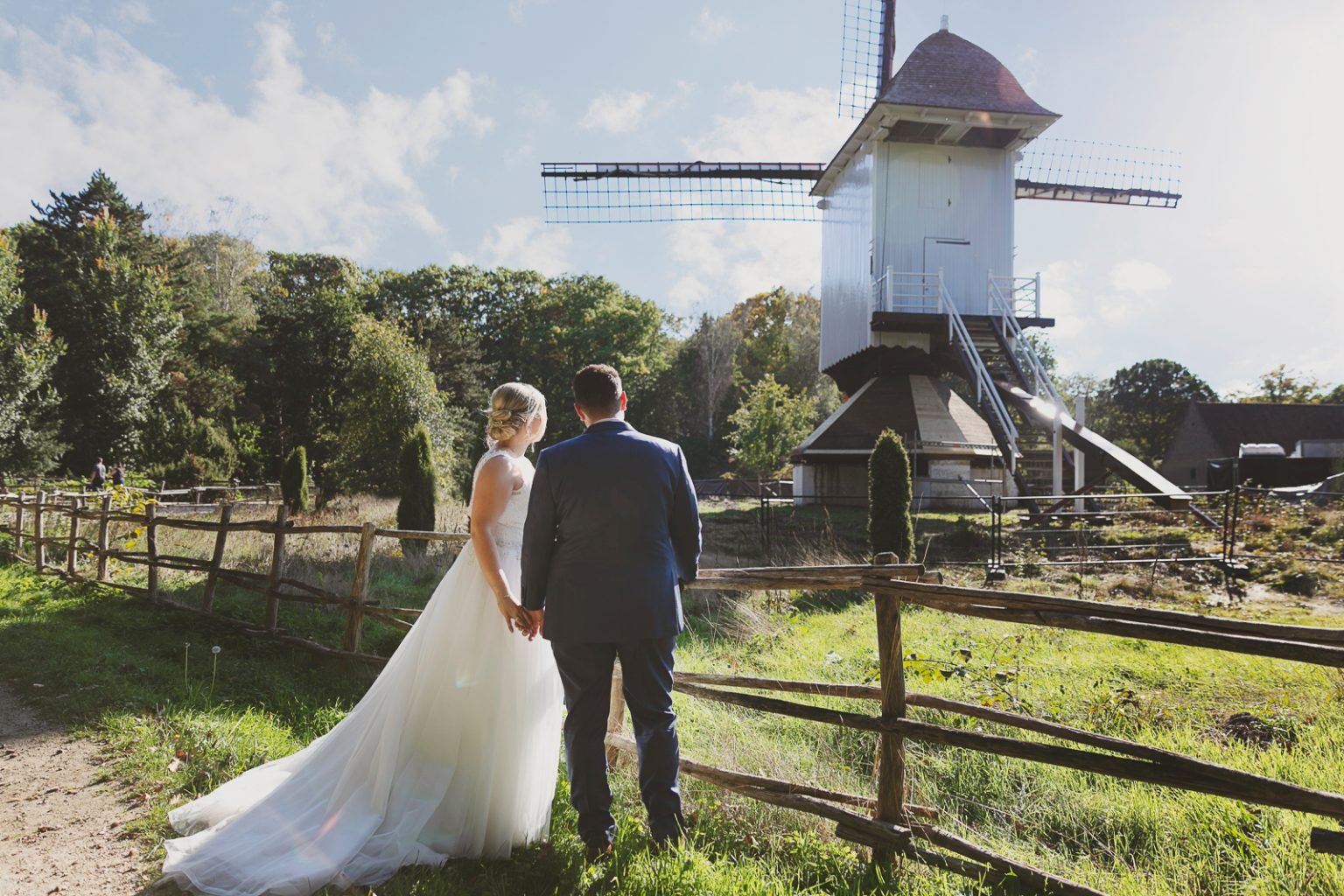 Een koppel op hun trouwdag in Nederland door Alicia Post