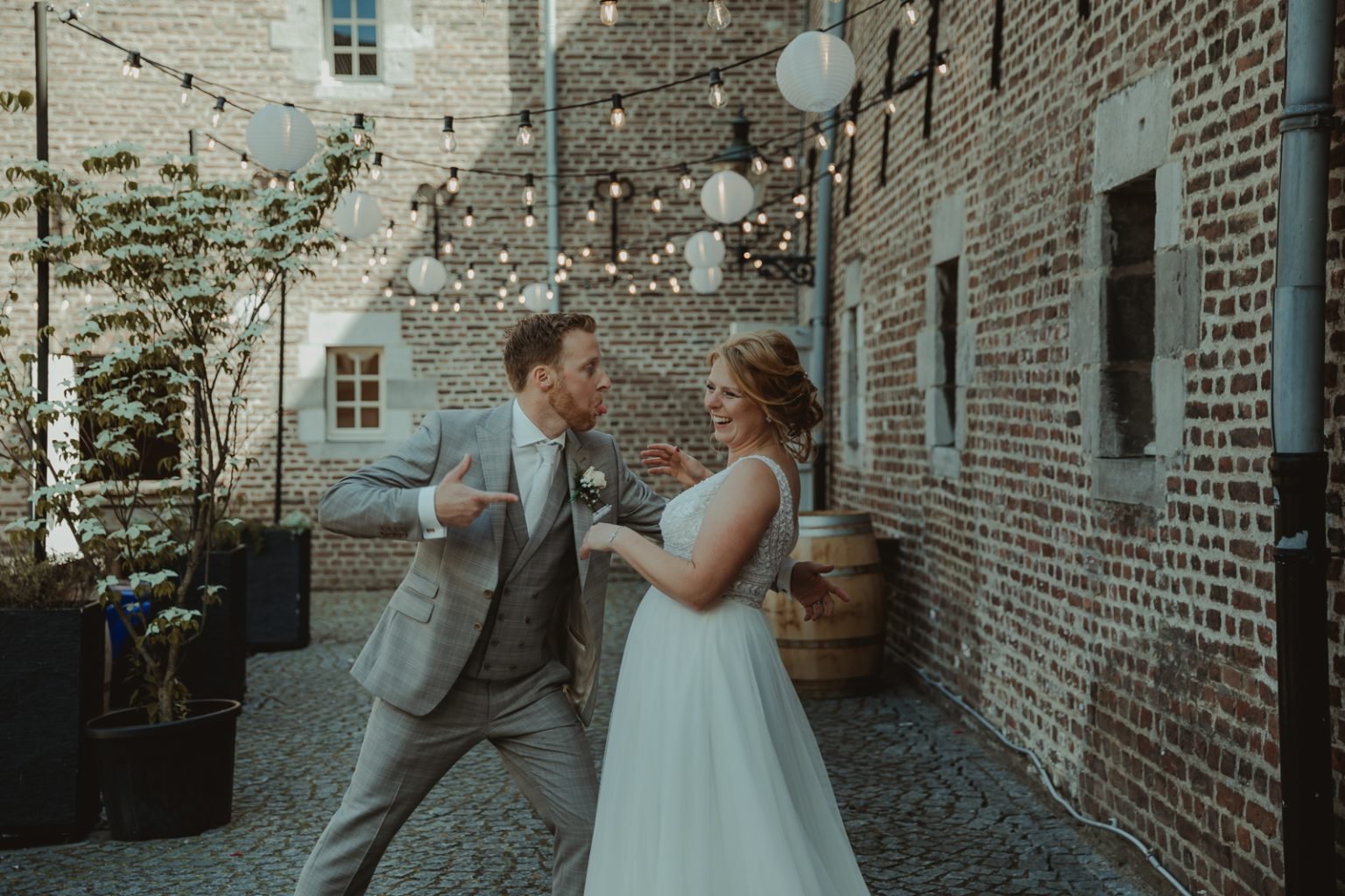 Een koppel op hun trouwdag in Nederland door Alicia Post
